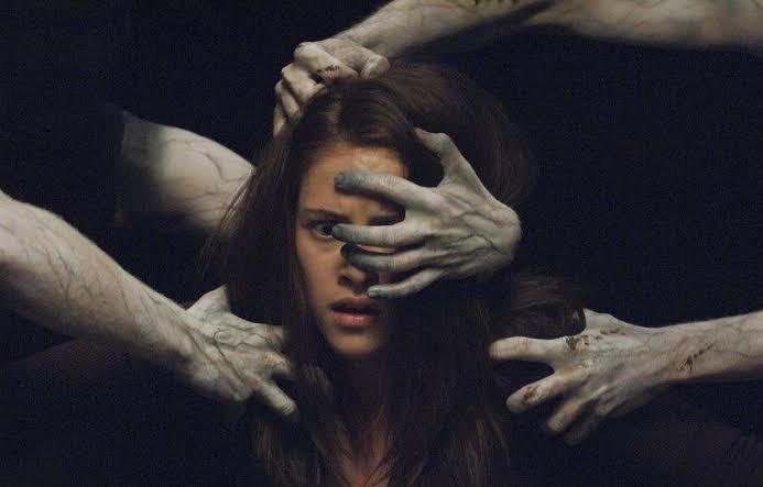 Pessoa sendo atormentada por encostos